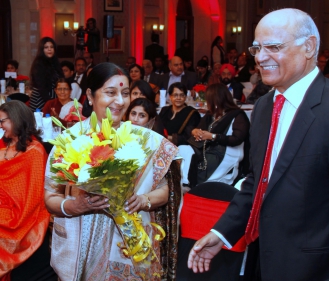 Greeting Sushma Swaraj at Devi Awards 2016